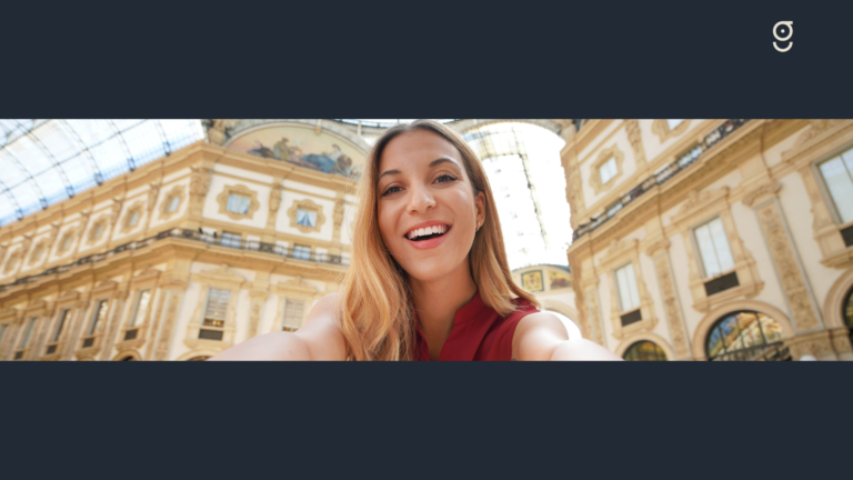 mulher tirando selfie em primeiro plano